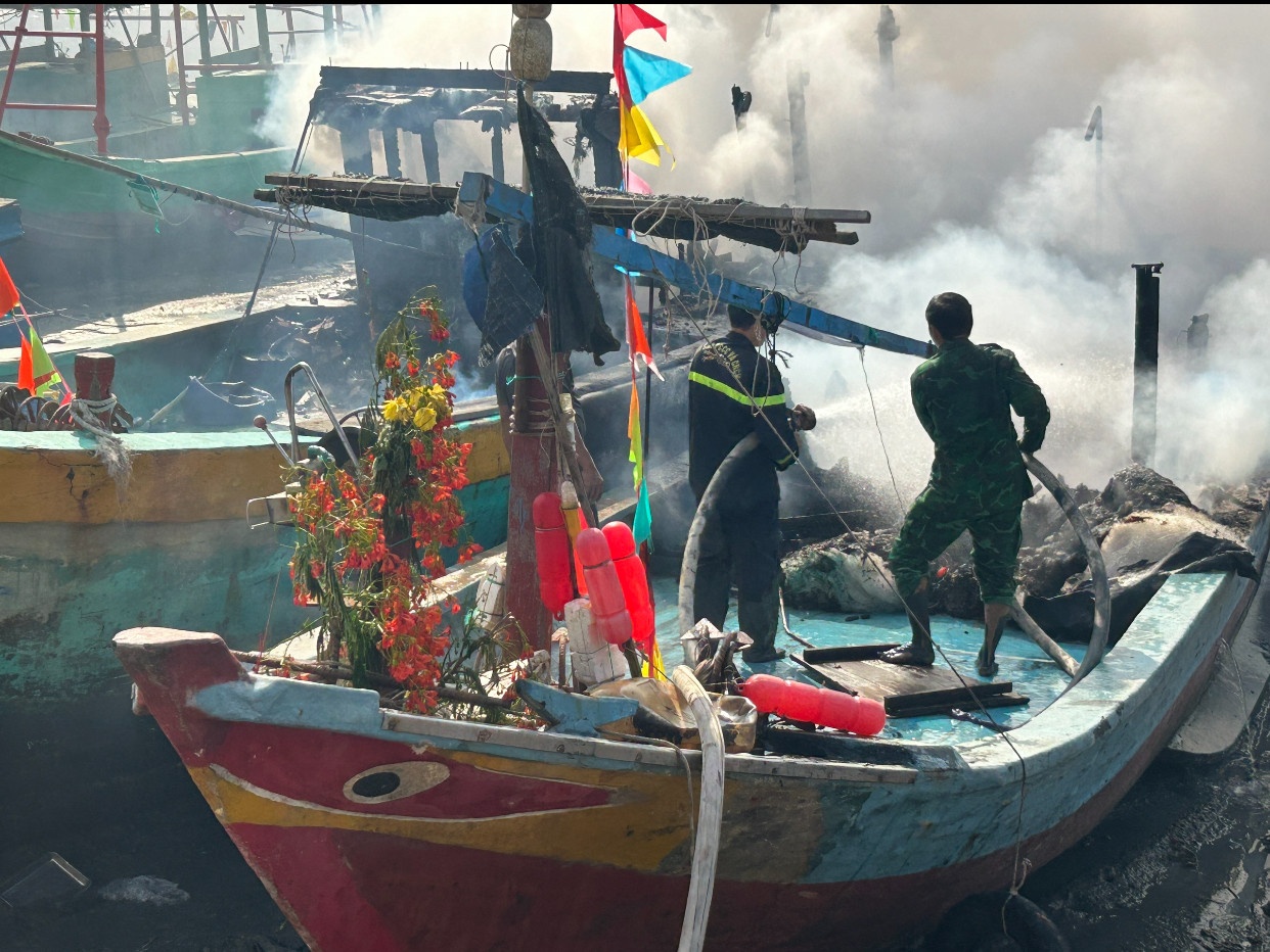 Chay lon 3 tau ca dang neo dau bo song o Can Gio hinh anh