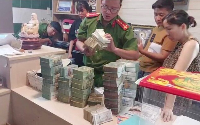 Rua tien,  Xuyen quoc gia,  Nguyen Thi Huong,  Yen Sao Kingfood,  Tiem vang Duc Long anh 2