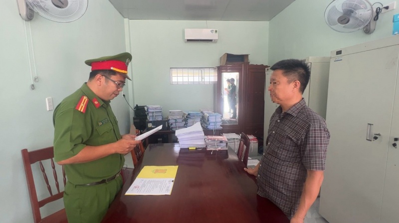 Khoi to giam doc mot doanh nghiep ve hanh vi dua hoi lo hinh anh