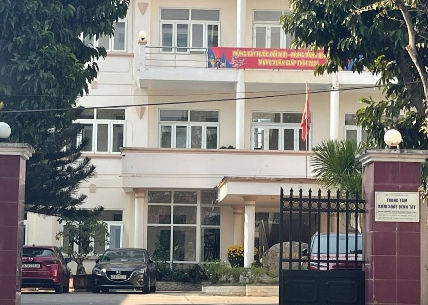 Cuu giam doc CDC Dak Lak cung loat dong pham sap hau toa hinh anh