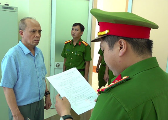 Bat them nguoi trong vu 'no' quen biet lanh dao trung uong de lua dao hinh anh