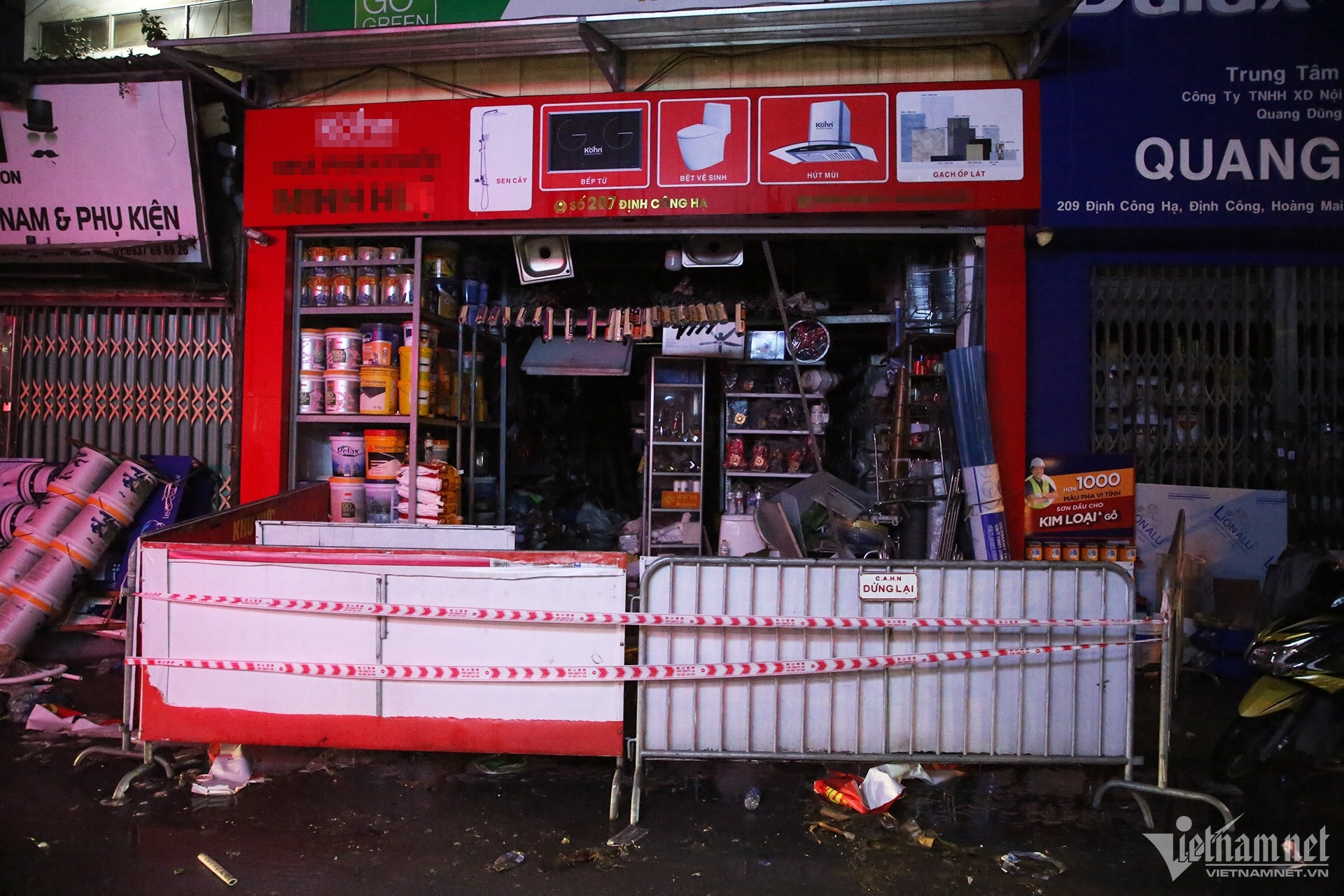 Chay Dinh Cong Ha: Tham kich bao truoc khi hang hoa bit kin loi thoat hinh anh