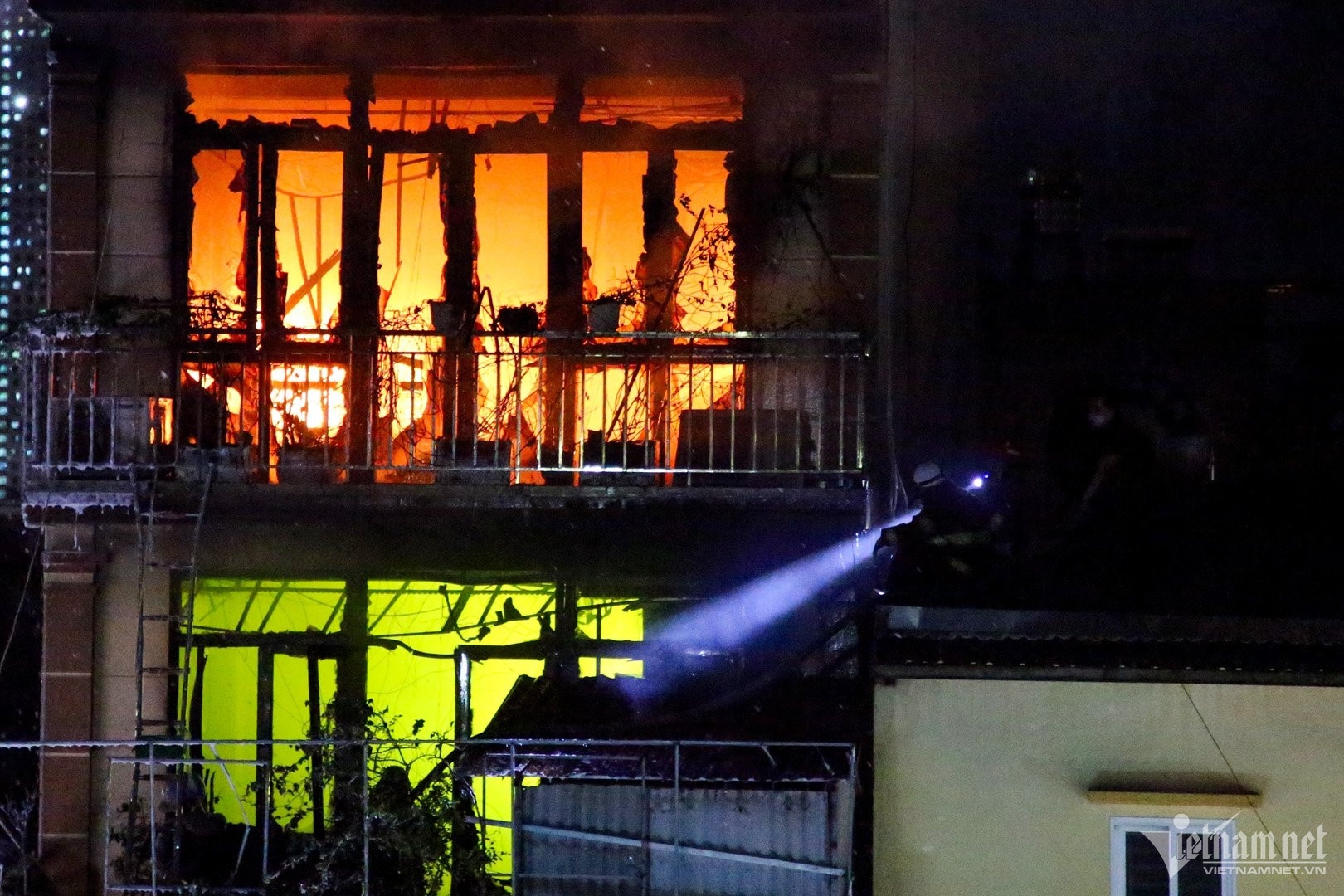 Chay o Dinh Cong Ha: Nhieu nguoi leo mai cuu nan nhan nhung bat thanh hinh anh