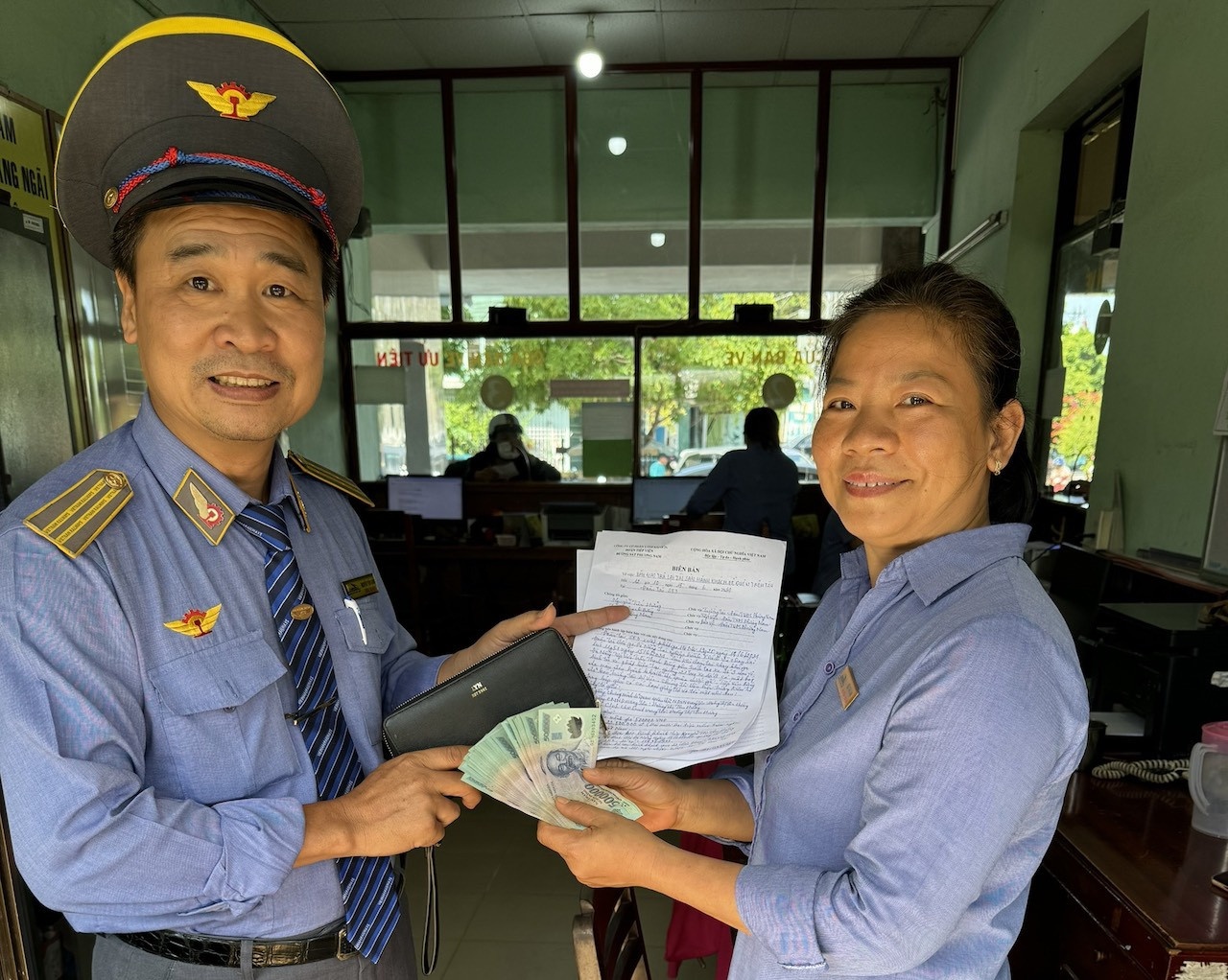 Nu hanh khach dang tri bo quen hon 20 trieu dong tren tau Thong Nhat hinh anh