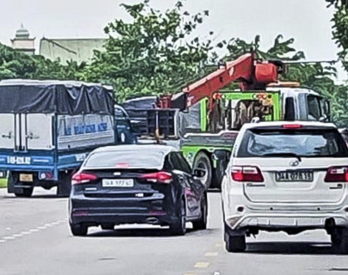 Nguoi dan ong tu vong trong xe tai dang no may o Hai Duong hinh anh