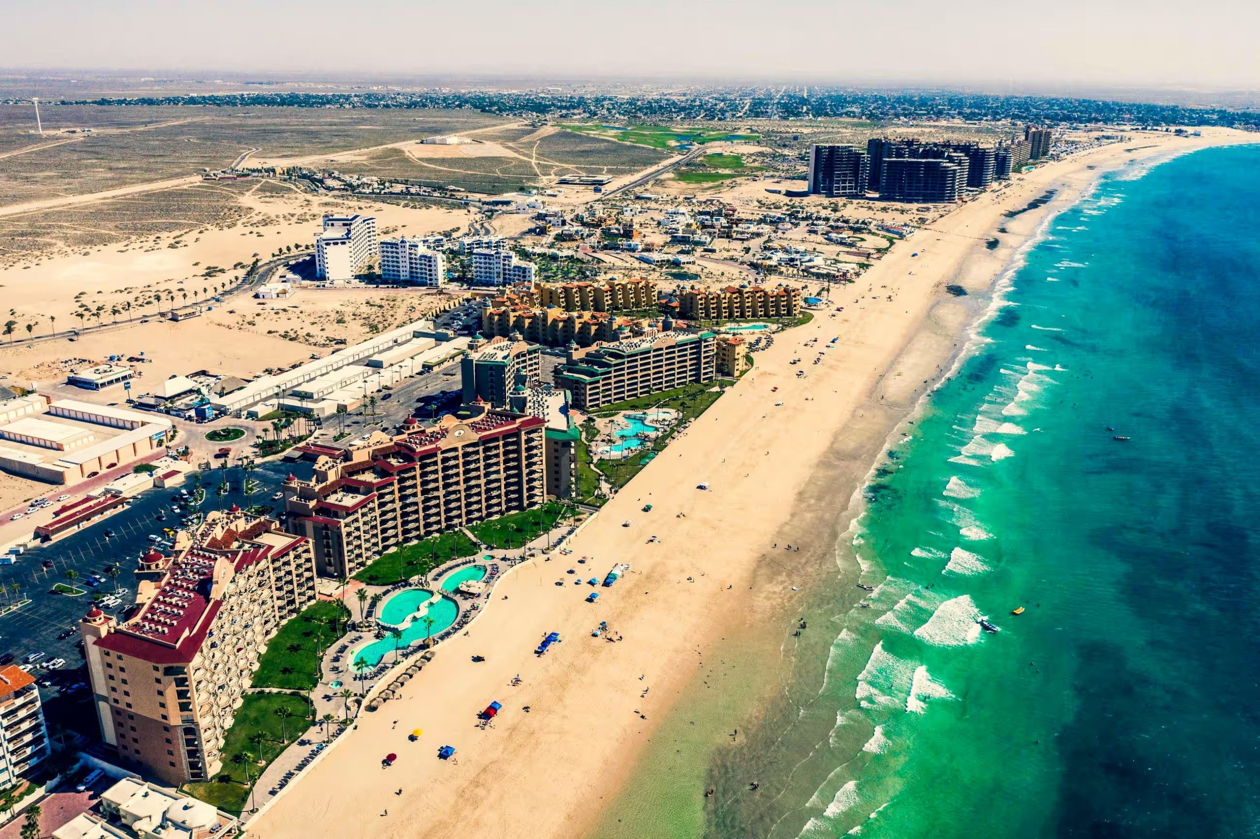 Cap doi My bi dien giat trong be jacuzzi o Mexico, mot nguoi tu vong hinh anh