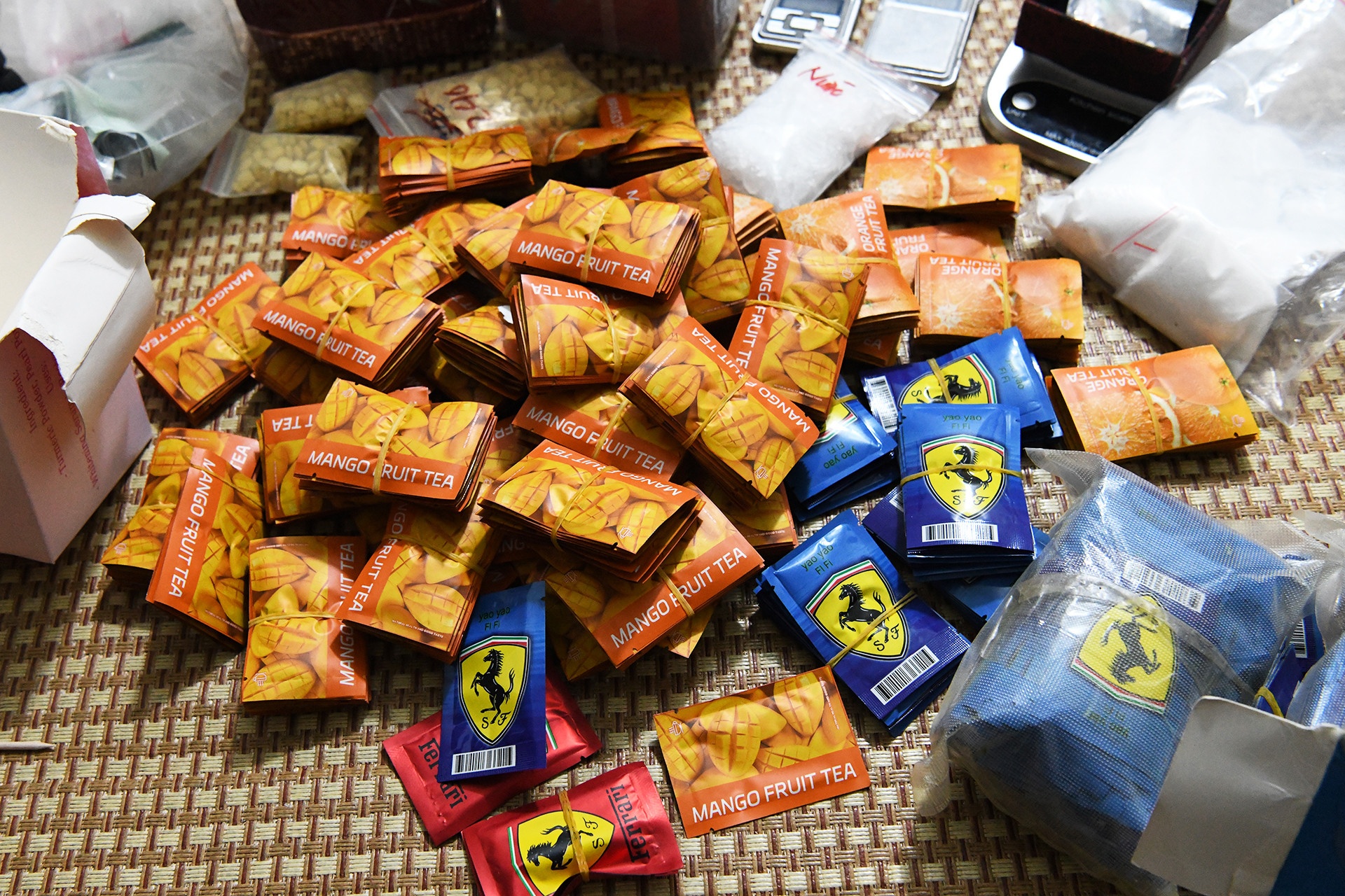 Lo dien duong van chuyen ma tuy nuoc vui 'nup bong' hop sua bot hinh anh