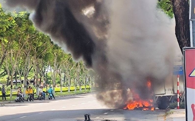 Xe tai chay ngun ngut giua trua o Da Nang hinh anh