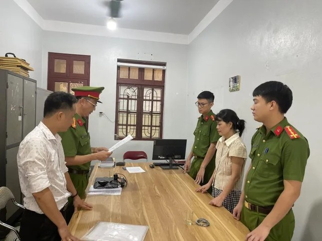 Bat tam giam nu hieu truong o Bac Giang hinh anh