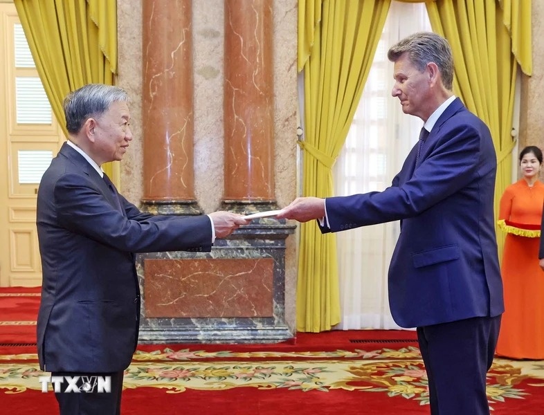 Chu tich nuoc To Lam tiep Dai su cac nuoc den trinh Quoc thu hinh anh