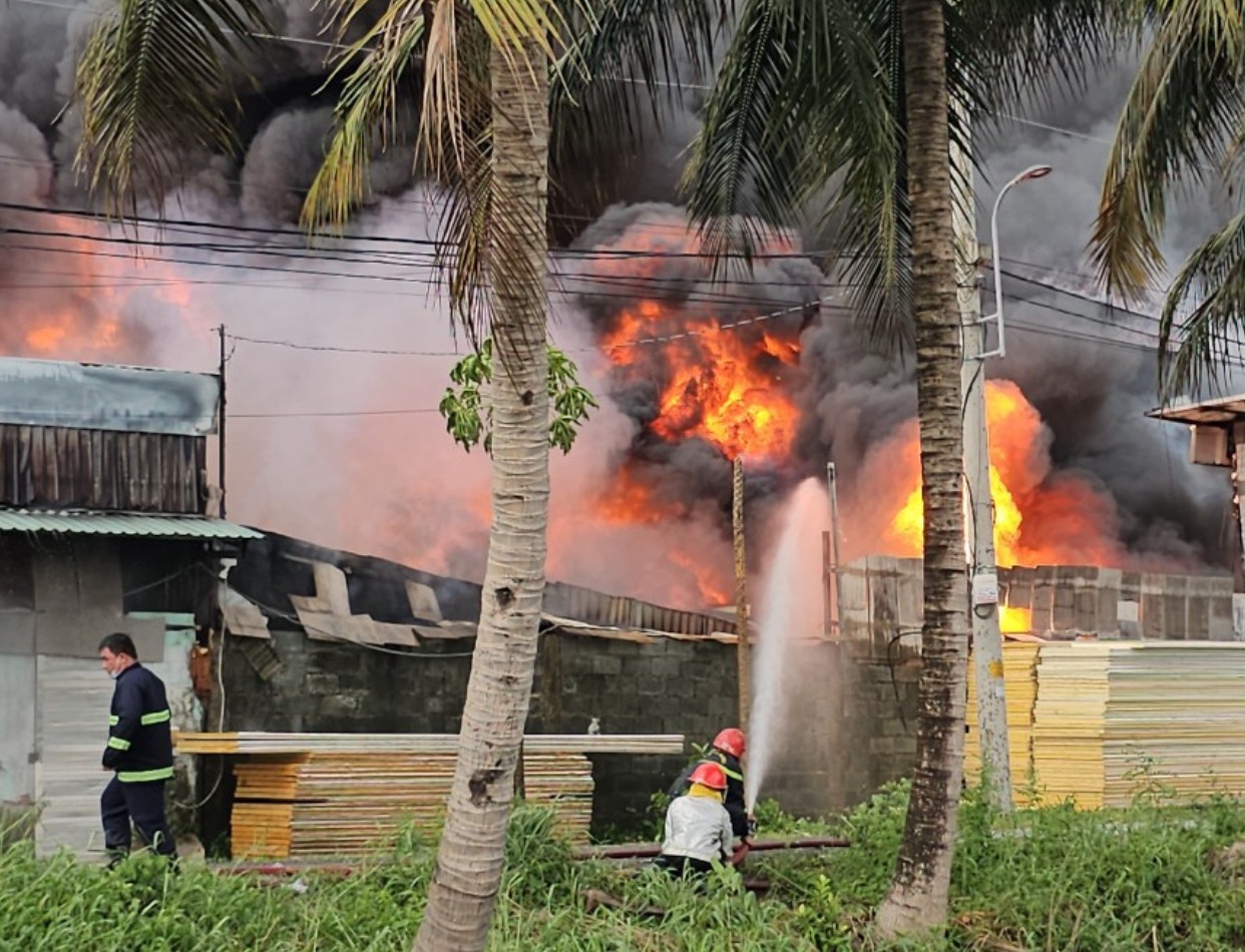 Nha xuong chay lon suot hai gio o TP.HCM hinh anh