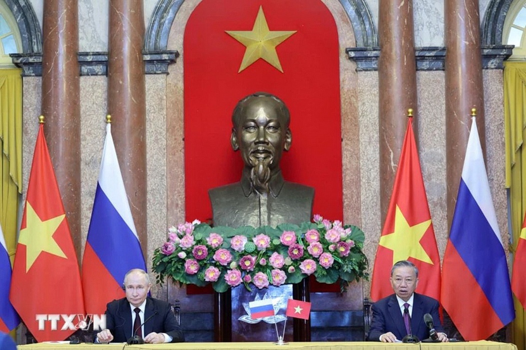 Chu tich nuoc To Lam va Tong thong Vladimir Putin gap go bao chi hinh anh