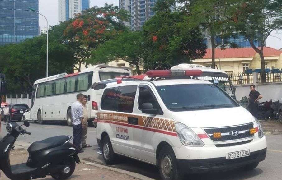 Mot nguoi tu vong trong o to gan cong truong tieu hoc tai Ha Noi hinh anh