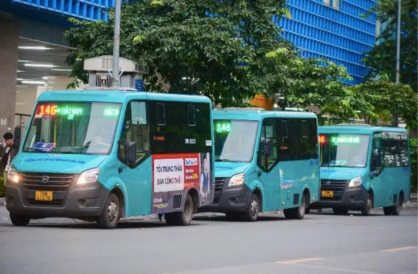 Dua xe buyt nho vao pho co Ha Noi co kha thi? hinh anh