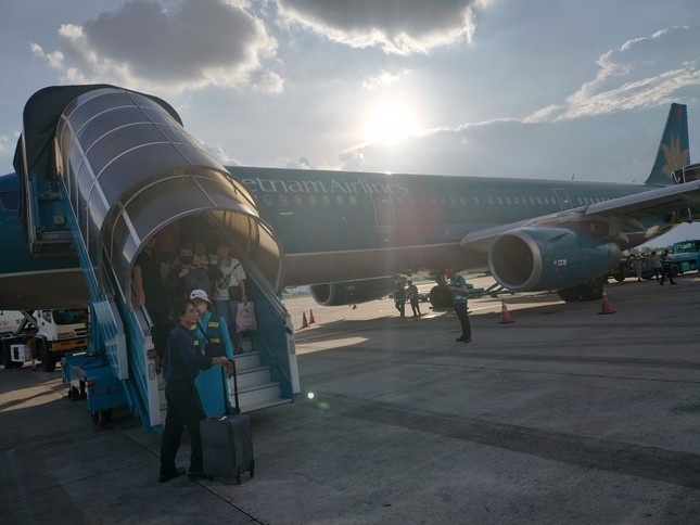 Mot hanh khach dot ngot tu vong tren may bay hinh anh