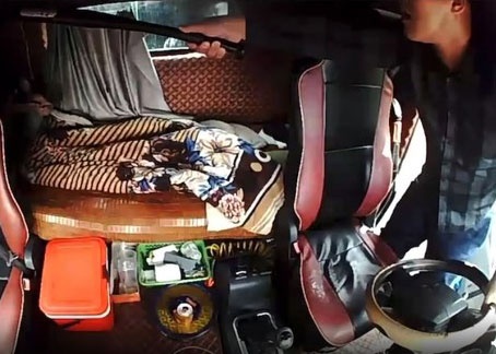 Trieu tap 3 nguoi chan danh tai xe tren cao toc Noi Bai - Lao Cai hinh anh