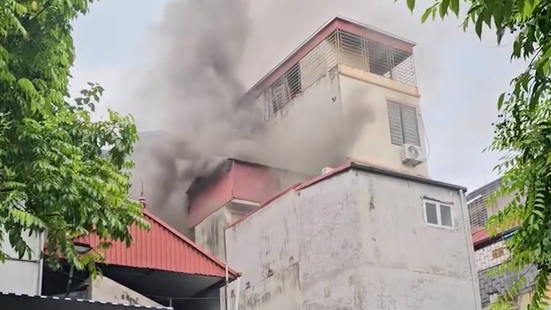 Chay nha o Ha Noi luc giua trua, ca xom lao vao dap lua hinh anh