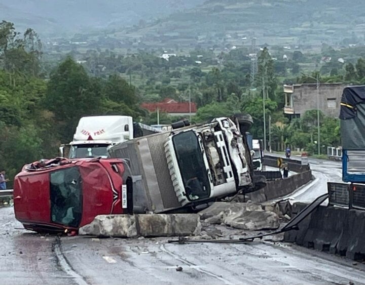 Tai nan lien hoan tren quoc lo 1 Phu Yen, giao thong un tac keo dai hinh anh