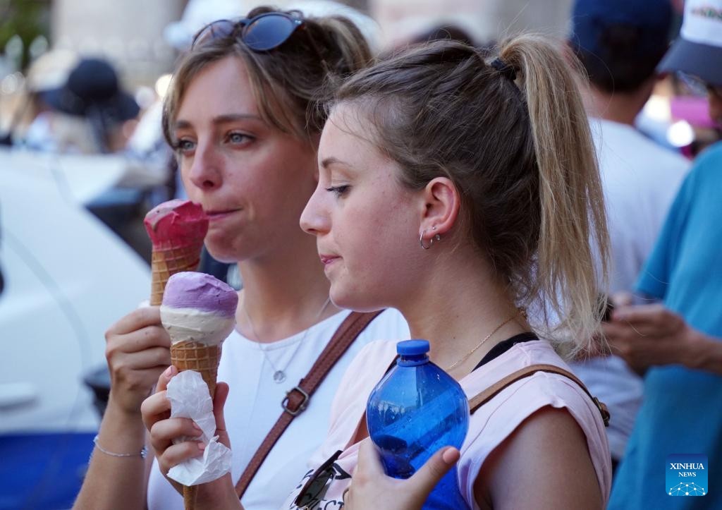 Nhieu noi o Italy nang nong hon 44 do C du mua he chua bat dau hinh anh