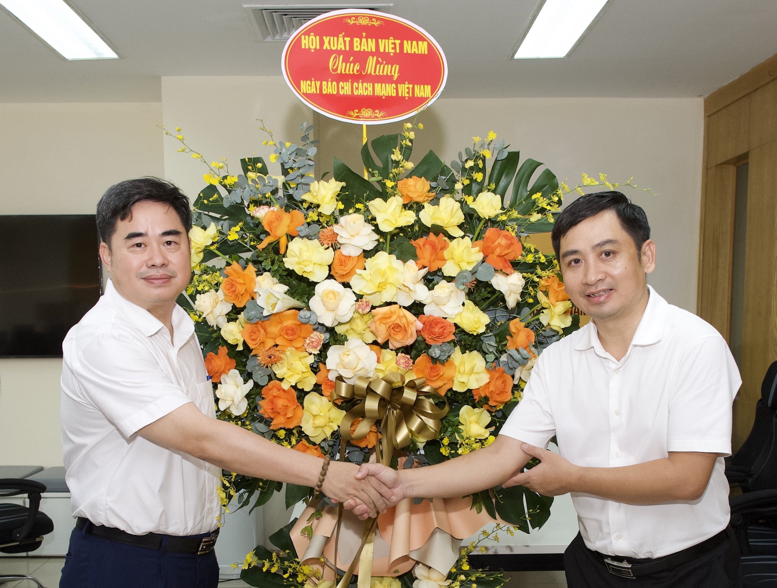 Lanh dao Hoi Xuat ban VN chuc mung ngay bao chi Cach mang Viet Nam hinh anh