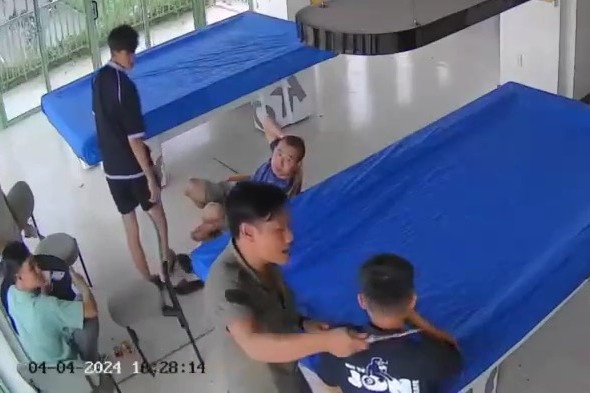 Dung dao rach co,  Nhan vien quan bida anh 1