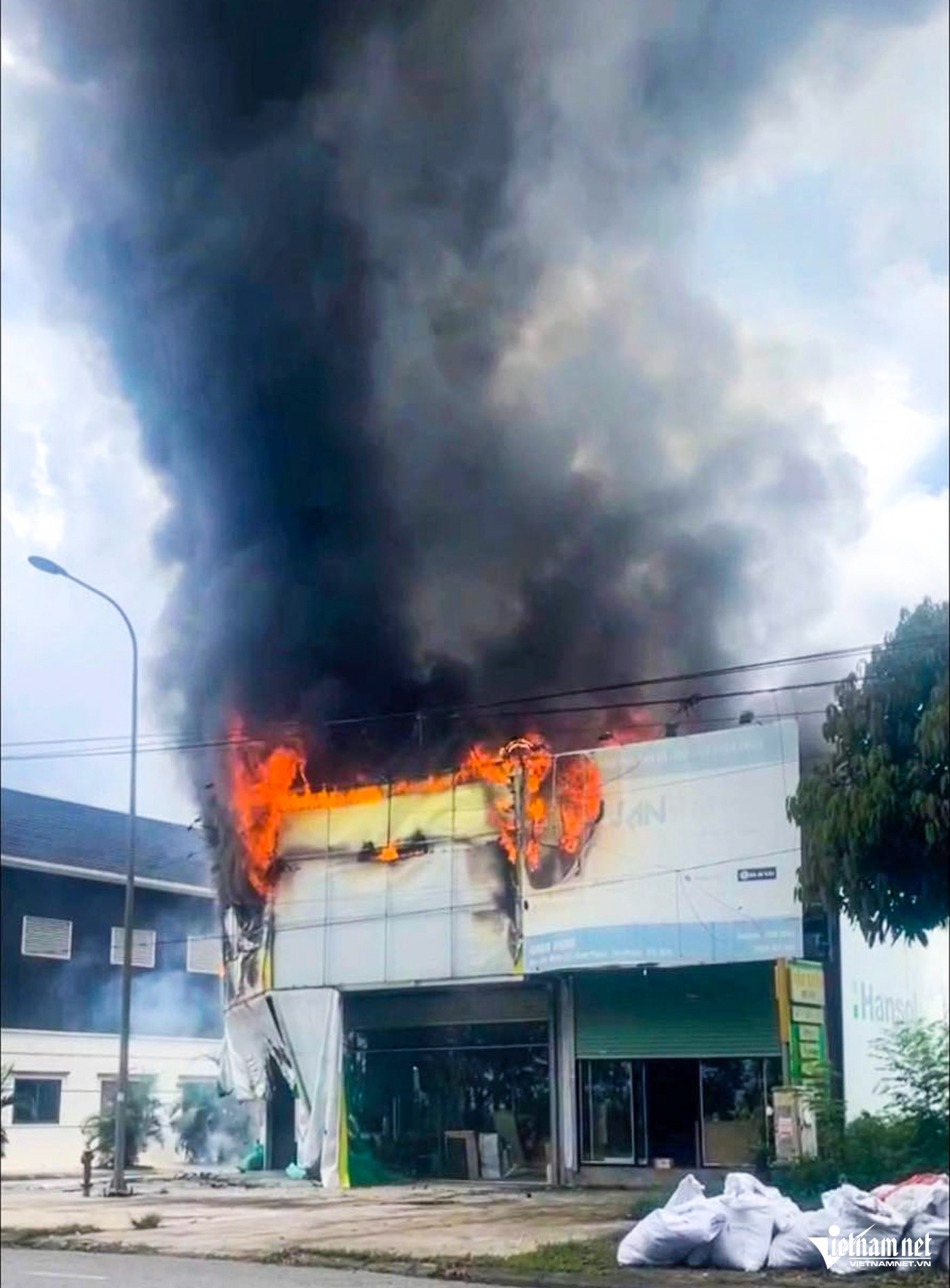 Chay lon tai kho anh 1