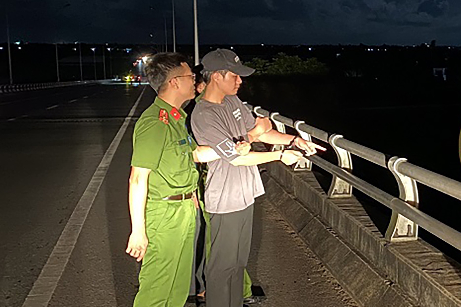 Doi tuong trom 50 chi vang tai den Bac Le, mua xe may tang nguoi yeu hinh anh