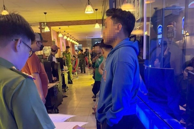 Phat hien 3 thanh thieu nien duong tinh voi ma tuy trong quan Internet hinh anh