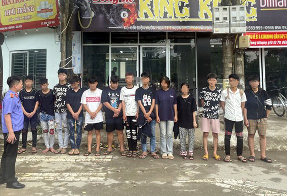 Tam giu nhom thieu nien tong nguoi di duong chan thuong so nao hinh anh