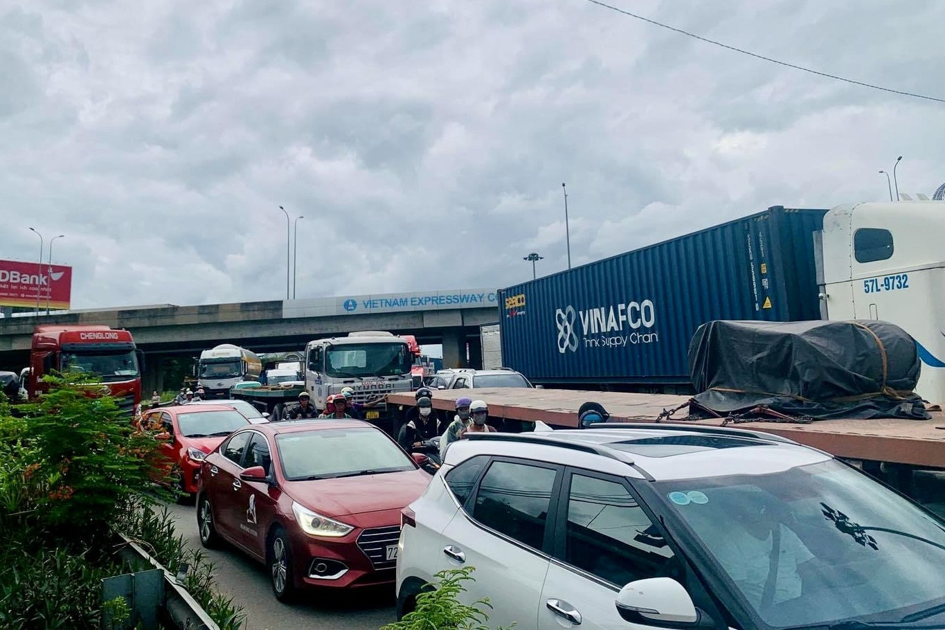 Ket xe nghiem trong tren cao toc TP.HCM - Dau Giay va quoc lo 51 hinh anh