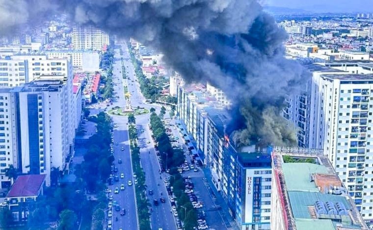 Chay chung cu o Bac Ninh, khoi boc cao hang tram met hinh anh