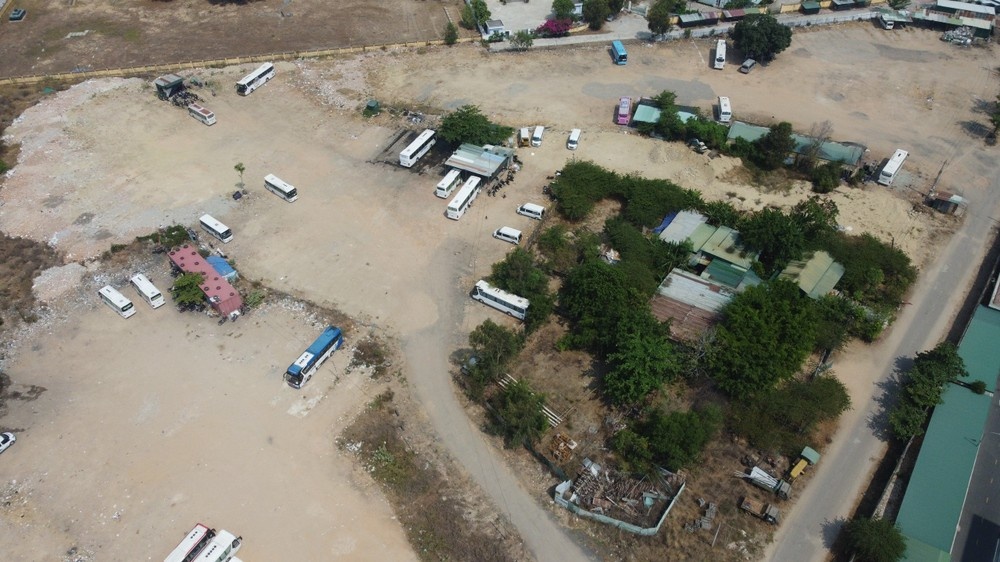 Phat hien hai bai trong oto trai phep tren dat san bay Nha Trang cu hinh anh