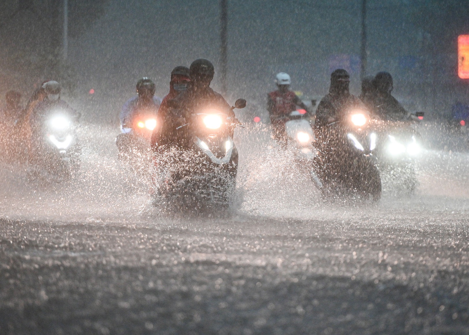Mien Bac kha nang co dot mua lon ngay dau tuan toi hinh anh