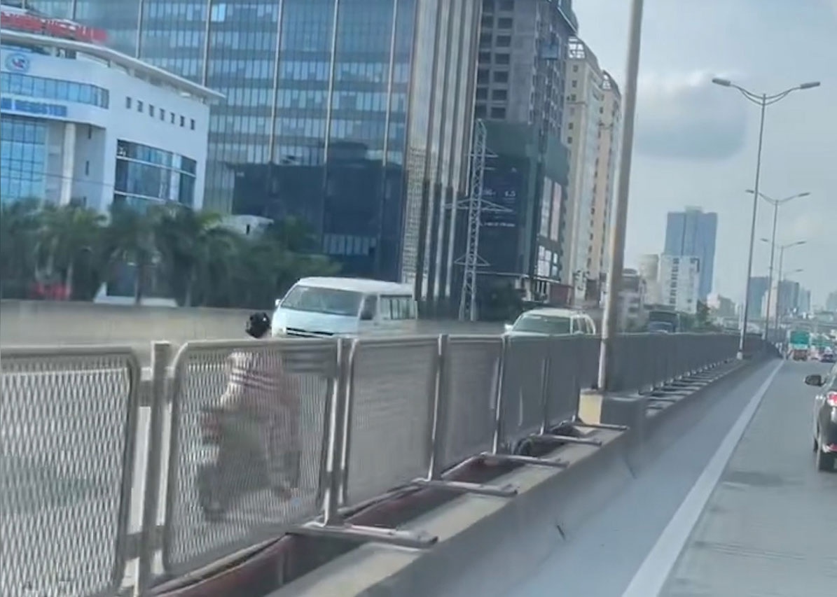 Nu tai xe di xe may nguoc chieu tren duong vanh dai 3 hinh anh