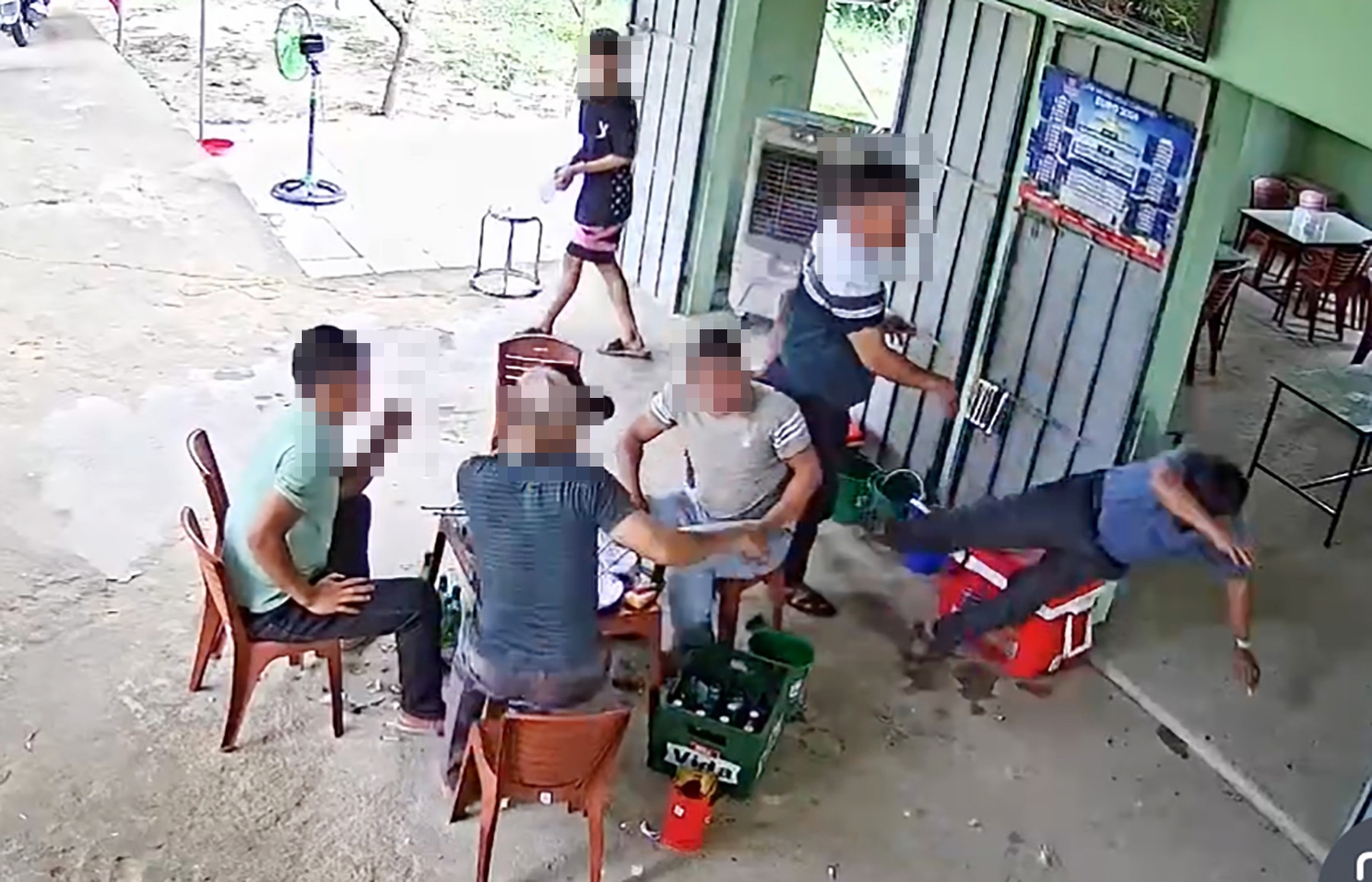 Can bo xa o Nghe An hanh hung nguoi dan tai quan nhau hinh anh