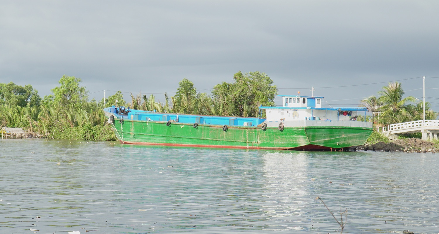 Be gai 5 tuoi tu vong sau buoi sinh nhat hinh anh