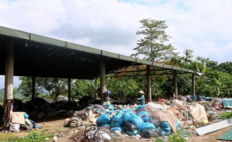 Bai rac o Hoa Binh gay o nhiem nghiem trong hinh anh