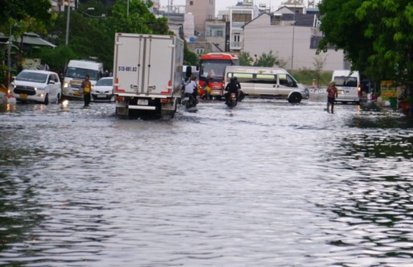 TP.HCM mua lon giua trua, nhieu duong ngap hon nua banh xe hinh anh