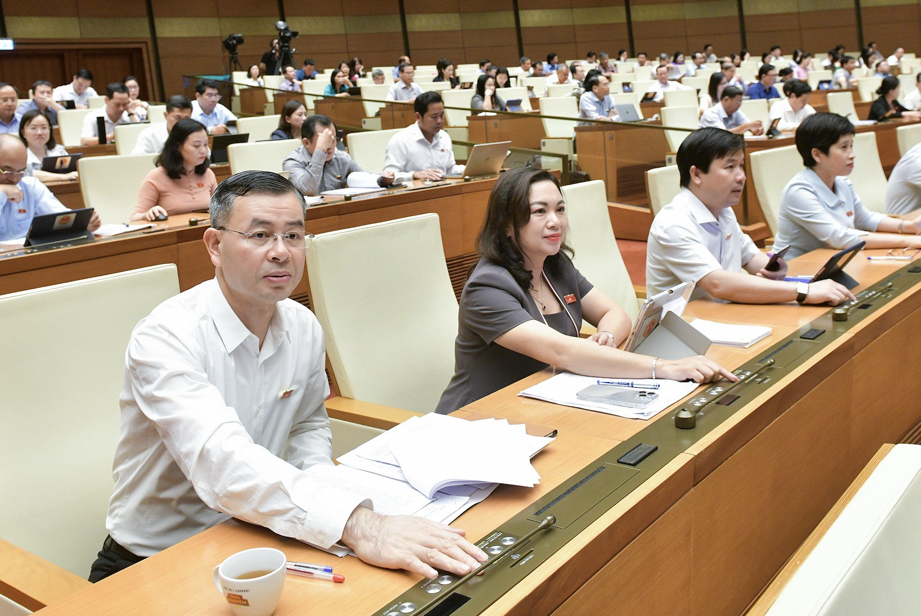 Quoc hoi yeu cau Bo GD&DT va 12 tinh thu nop cac khoan chi khong dung hinh anh