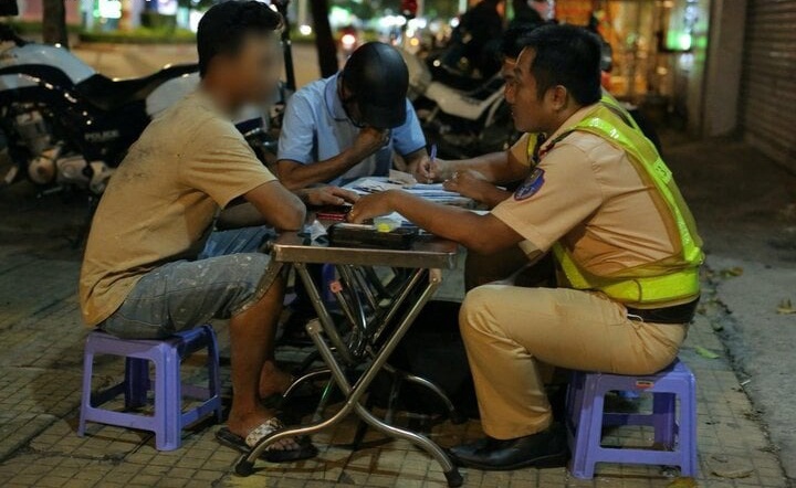 Nhau xong tiec tien di xe om, tai xe bi CSGT phat 7 trieu dong hinh anh