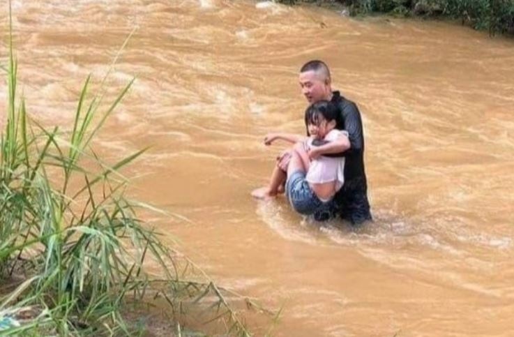 Giay phut chang trai lao ra dong lu du cuu be gai hinh anh