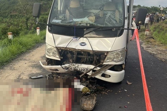 Oto tai tap lai va cham xe may khien mot nguoi tu vong o Dak Nong hinh anh