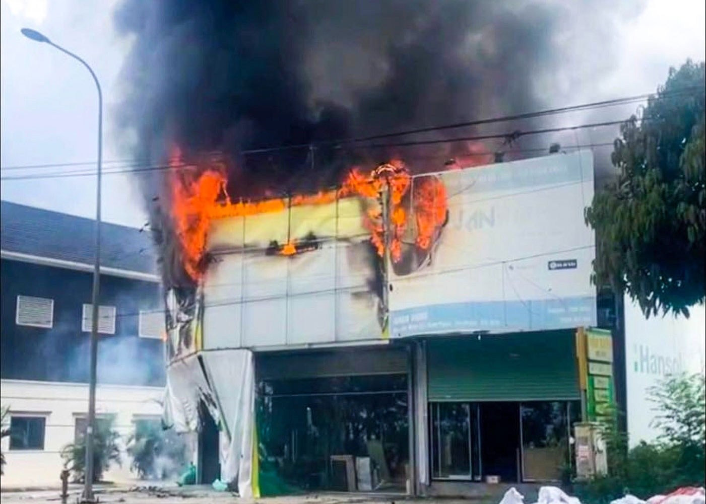 Chay lon tai kho tap ket vat lieu o Bac Ninh, ngon lua bung len du doi hinh anh