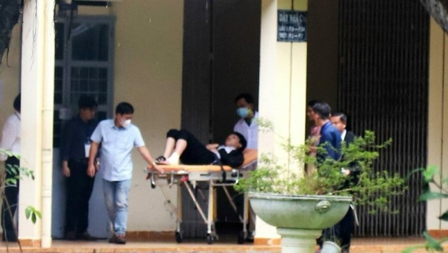 Xe cap cuu don 2 thi sinh bi tai nan o Bao Loc den benh vien hinh anh