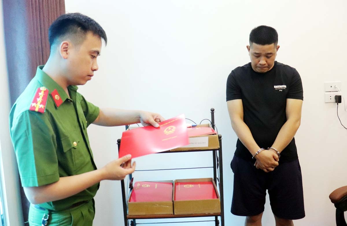 Lo dien duong day san xuat hon 1.000 van bang, chung chi gia o Ha Noi hinh anh