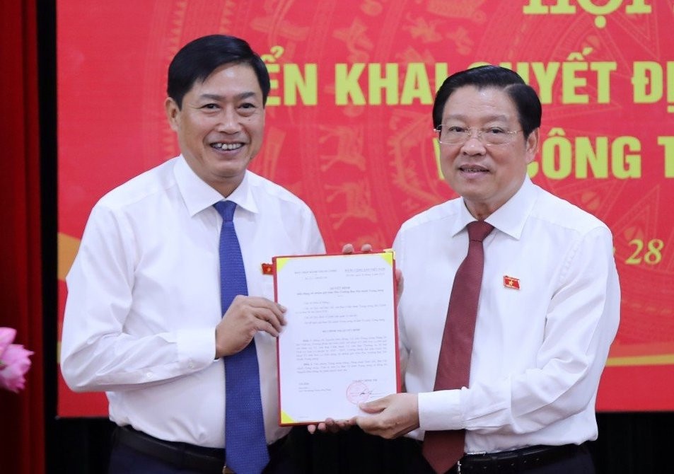 Bi thu Son La Nguyen Huu Dong lam Pho Ban Noi chinh Trung uong hinh anh