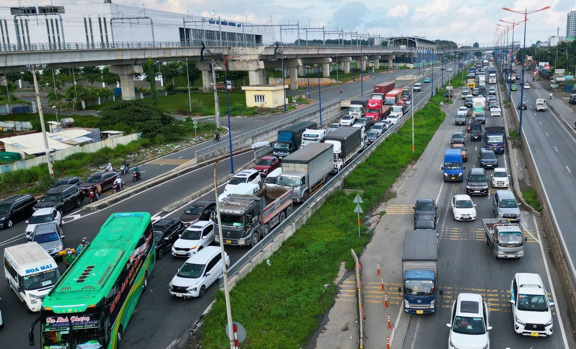 Cao toc TP.HCM - Long Thanh bi dong, oto 'rong ran' tren quoc lo hinh anh