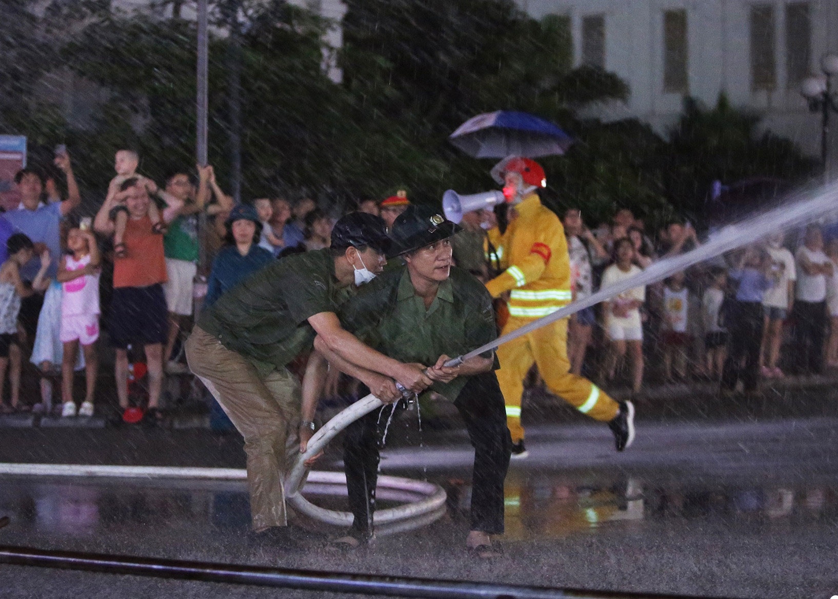 Hang nghin cu dan chung cu o Ha Noi dien tap chua chay hinh anh