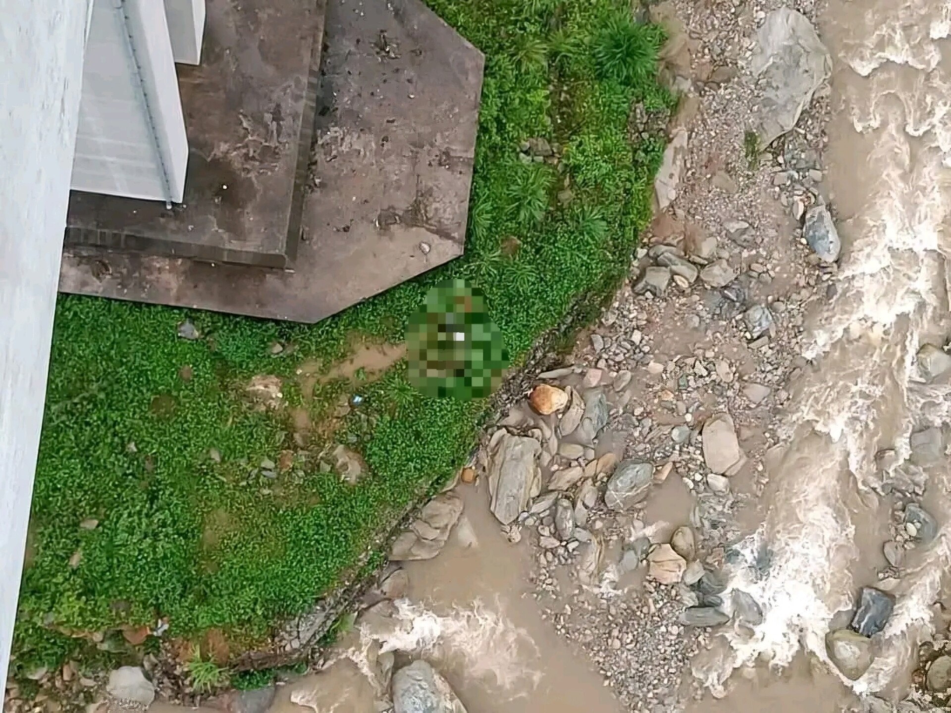 Phat hien thi the nguoi dan ong duoi chan cau o Sa Pa hinh anh