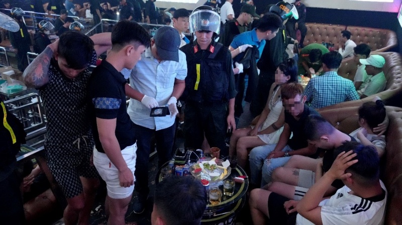 Canh sat dot kich quan bar, phat hien 31 doi tuong lien quan ma tuy hinh anh